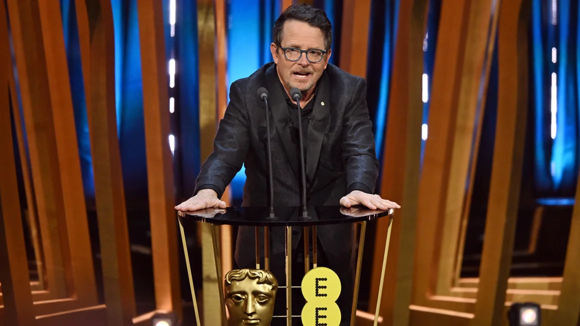 Seleb News : Michael J. Fox mendapat tepuk tangan meriah atas penampilan kejutan BAFTA