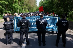 Para pengunjuk rasa berupaya menyerbu pabrik Tesla di Jerman 