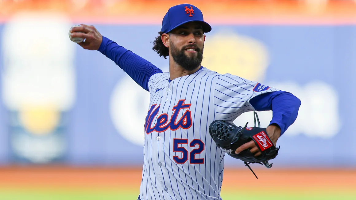 Pelempar New York Mets Jorge López melempar sarung tangan ke penonton setelah dikeluarkan