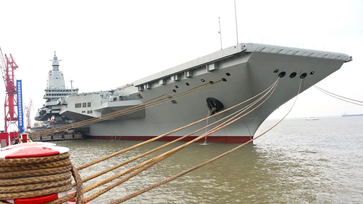 Kapal induk terbaru Tiongkok melaut untuk pertama