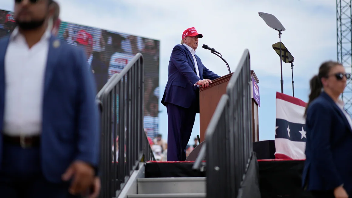 Trump mengusulkan penghapusan pajak atas tip pada rapat umum kampanye di Las Vegas