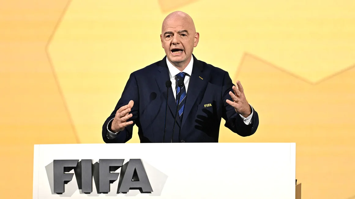 Serikat sepak bola meluncurkan tindakan hukum terhadap FIFA atas kemacetan jadwal
