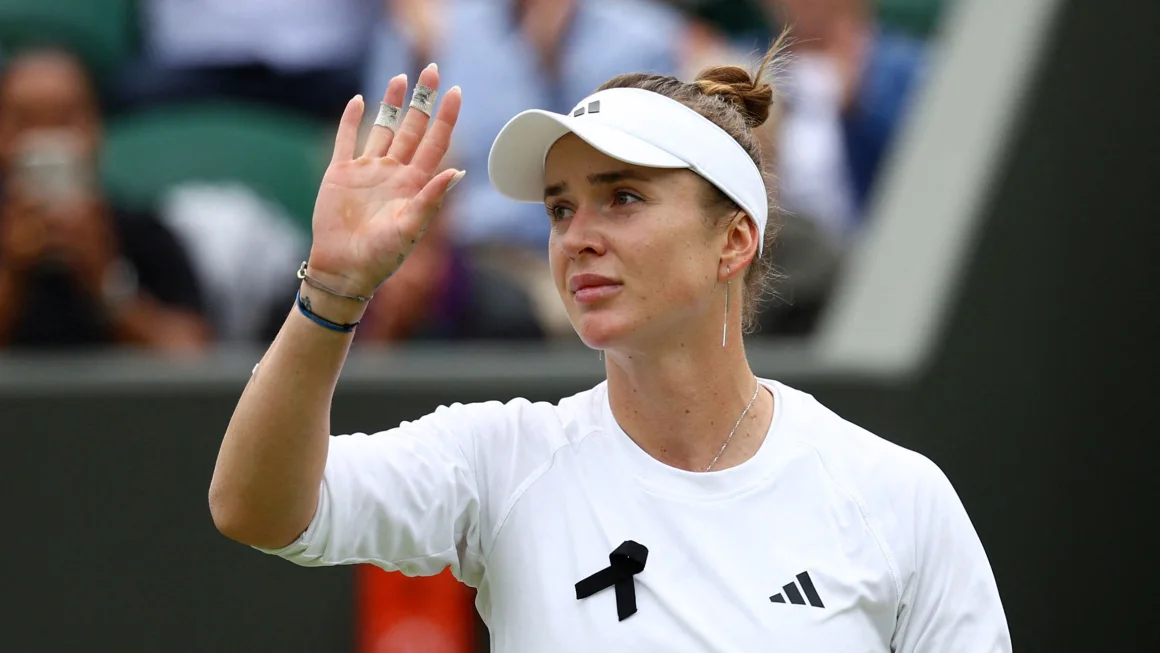 Elina Svitolina mengenakan pita hitam di Wimbledon pada ‘hari yang sangat sulit’