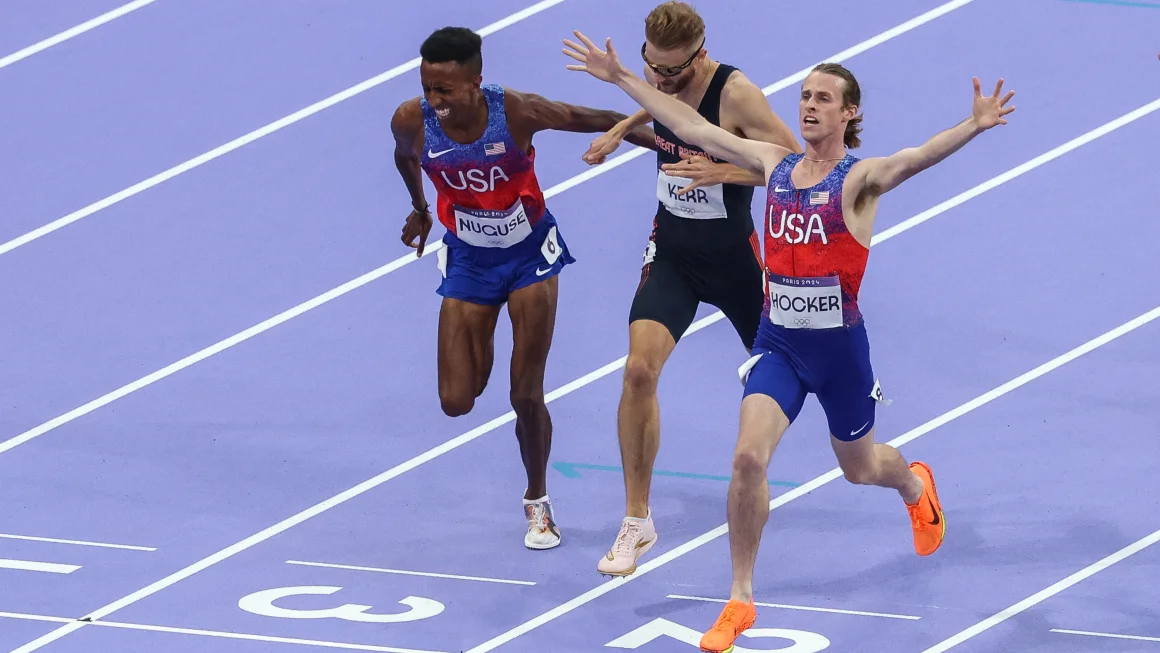 Cole Hocker dari AS menghasilkan salah satu kejutan di Olimpiade Paris dengan memenangkan emas 1.500 meter